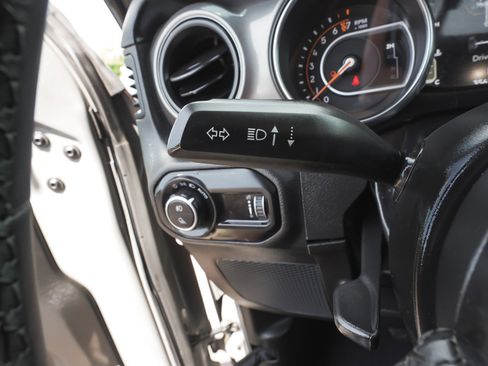 Used 2023 Jeep Gladiator Sport AWD/4WD image 20