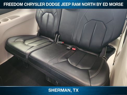 Used 2023 Chrysler Pacifica Touring-L FWD image 20