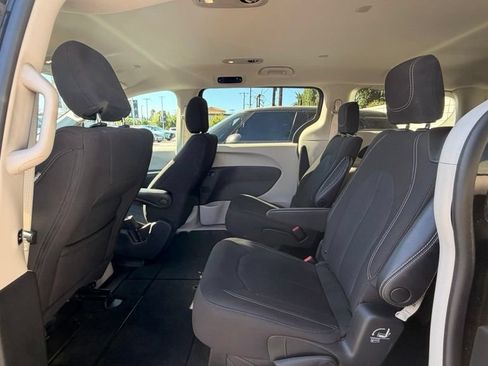 Used 2023 Chrysler Voyager LX FWD image 7