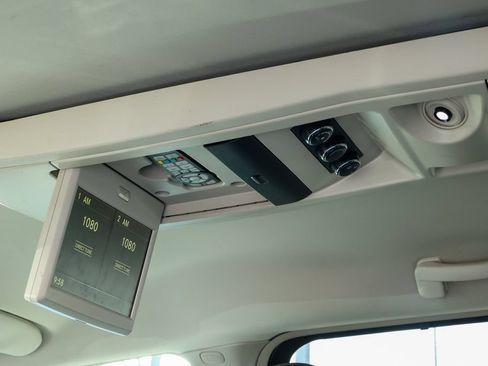Used 2014 Chrysler Town & Country Touring FWD image 33