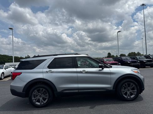 Used 2024 Ford Explorer XLT w/ XLT Sport Appearance Package AWD/4WD image 2