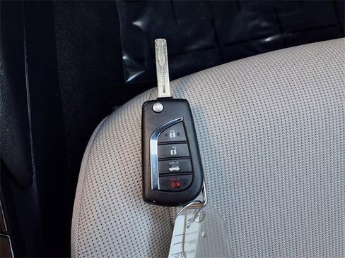 Used 2022 Toyota Corolla LE image 11