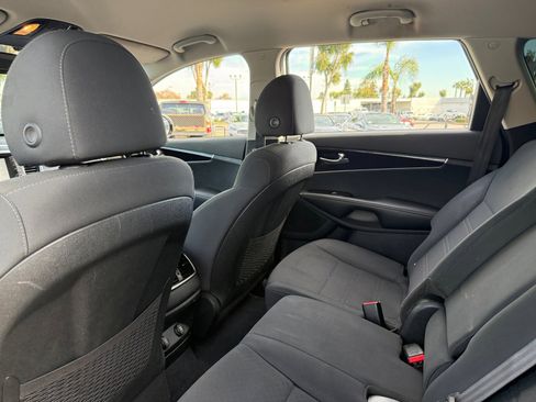 Used 2020 Kia Sorento LX w/ LX I4 Convenience Package image 16