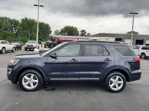 Used 2017 Ford Explorer XLT w/ Equipment Group 202A AWD/4WD image 5