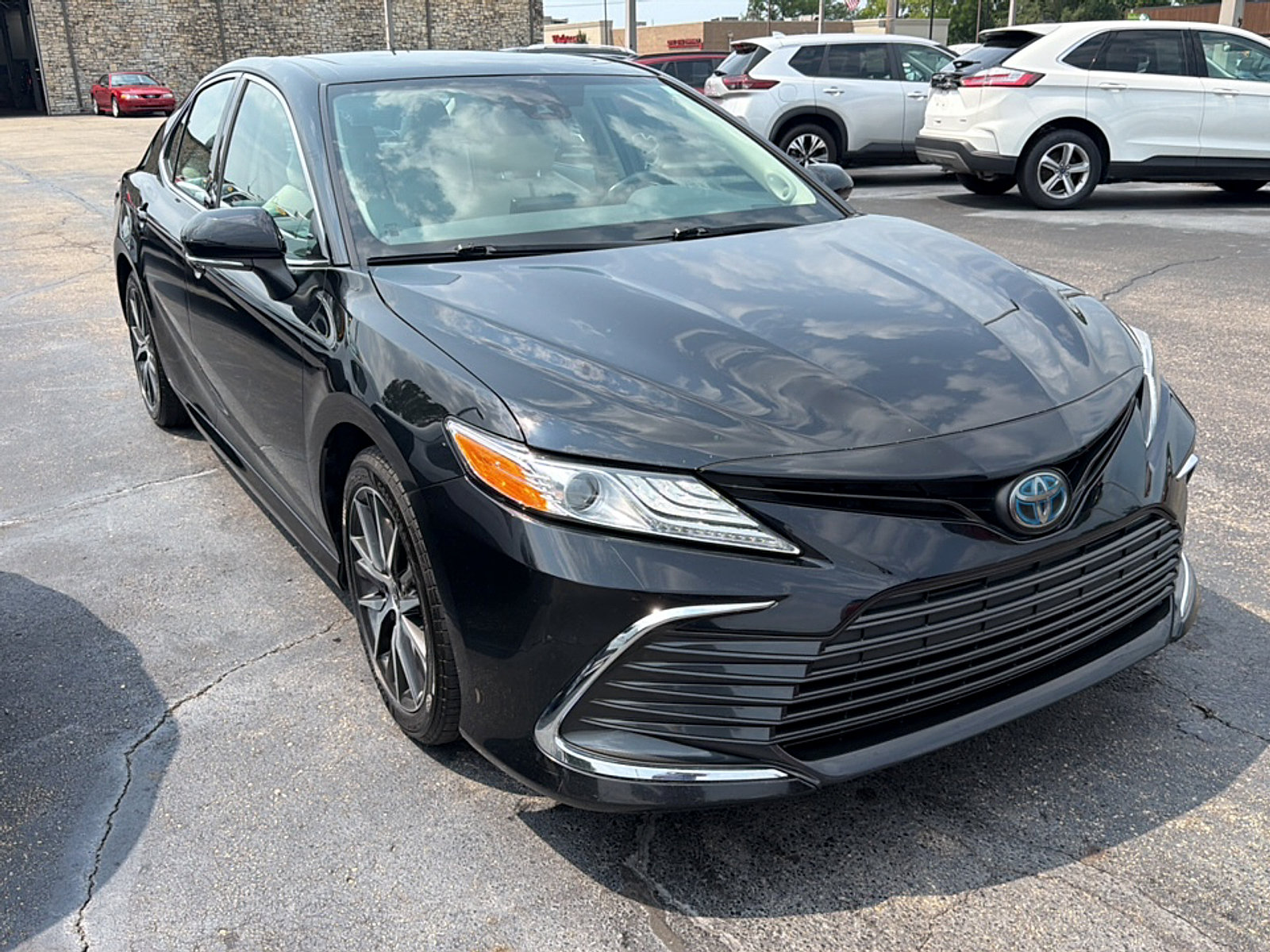 Used 2022 Toyota Camry XLE w/ Navigation Upgrade Package FWD image 1