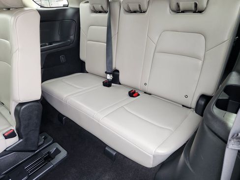 Used 2025 Nissan Pathfinder SL AWD/4WD image 26