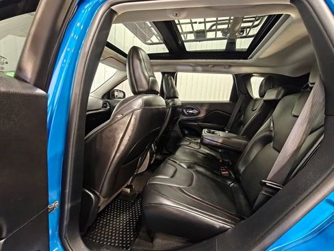 Used 2020 Jeep Cherokee Trailhawk AWD/4WD image 31