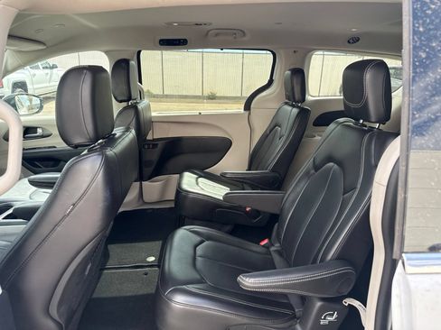 Used 2024 Chrysler Pacifica Touring-L FWD image 13