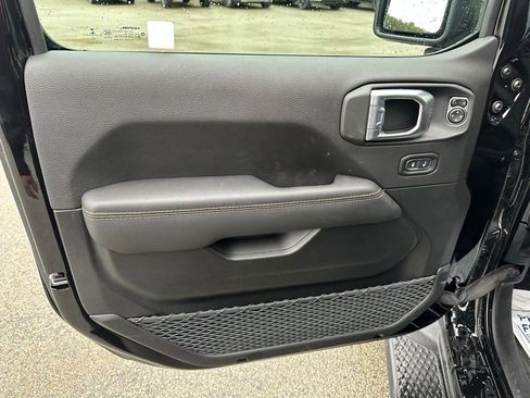 Used 2022 Jeep Gladiator Overland image 13