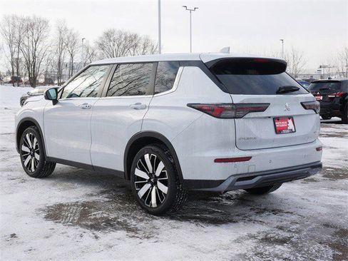 New 2026 Mitsubishi Outlander SE image 2
