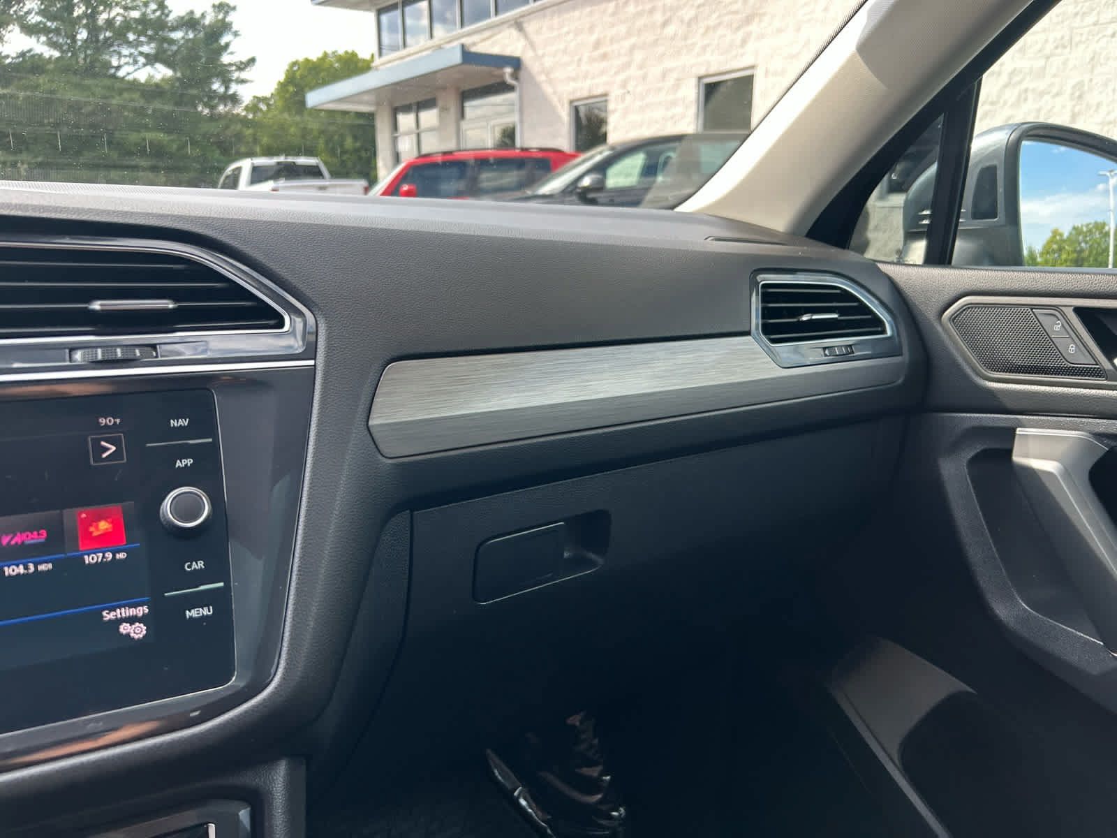 Used 2020 Volkswagen Tiguan SEL AWD/4WD image 20