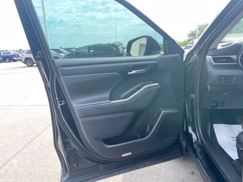 Used 2023 Toyota Highlander XLE AWD/4WD image 20