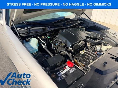 Used 2003 Lincoln Town Car Signature image 9