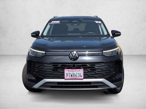 Used 2025 Volkswagen Tiguan SE FWD image 2