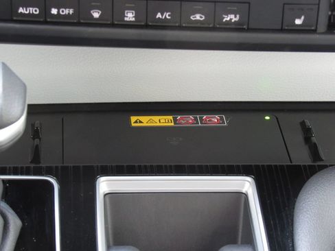 Used 2025 Toyota Sienna XSE AWD/4WD image 34