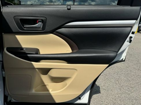 Used 2019 Toyota Highlander XLE AWD/4WD image 20