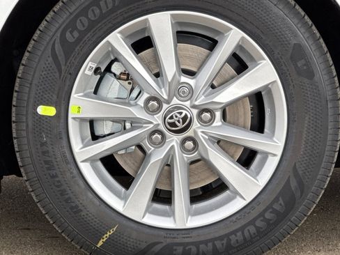 New 2025 Toyota Camry LE w/ Convenience Package FWD image 32