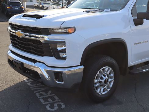 Used 2025 Chevrolet Silverado 2500 LT w/ Convenience Package AWD/4WD image 6