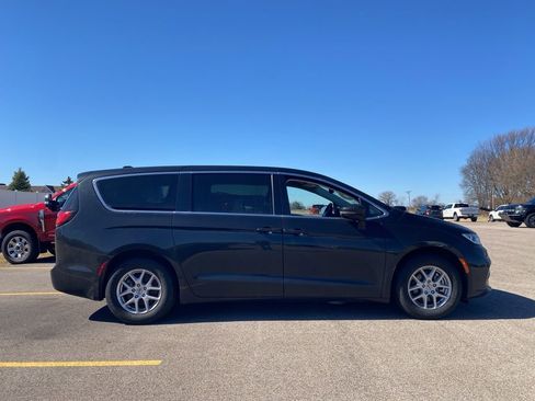 Used 2023 Chrysler Pacifica Touring-L image 4