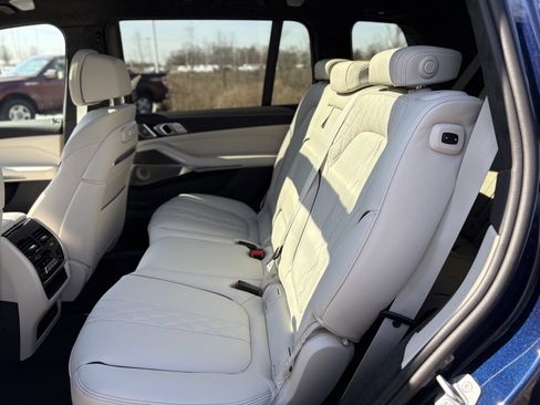Used 2025 BMW X7 M60i image 19