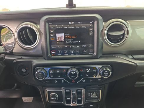 Used 2018 Jeep Wrangler Unlimited Sahara AWD/4WD image 25