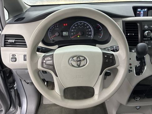 Used 2014 Toyota Sienna LE FWD image 21