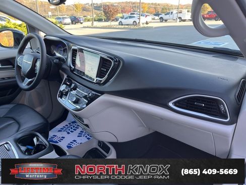 Used 2024 Chrysler Pacifica Touring-L image 31
