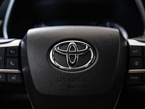 Used 2023 Toyota Highlander XLE AWD/4WD image 31