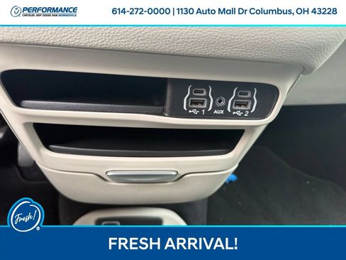 Used 2024 Chrysler Pacifica Limited FWD image 24
