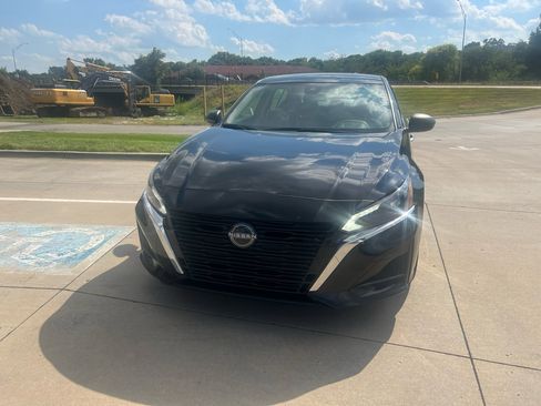 Used 2024 Nissan Altima 2.5 SV image 3