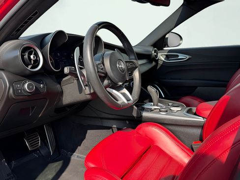 Used 2023 Alfa Romeo Giulia Veloce RWD image 2