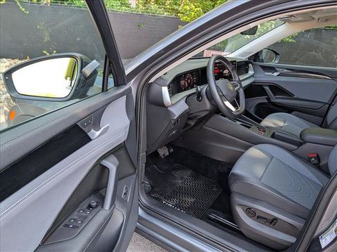Certified 2025 Volkswagen Tiguan SE w/ Panoramic Sunroof Package AWD/4WD image 25