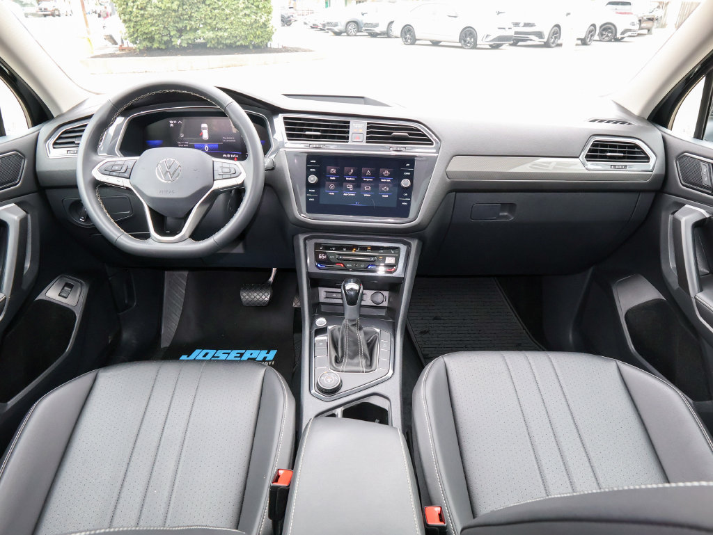 Used 2024 Volkswagen Tiguan SE w/ Panoramic Sunroof Package AWD/4WD image 17