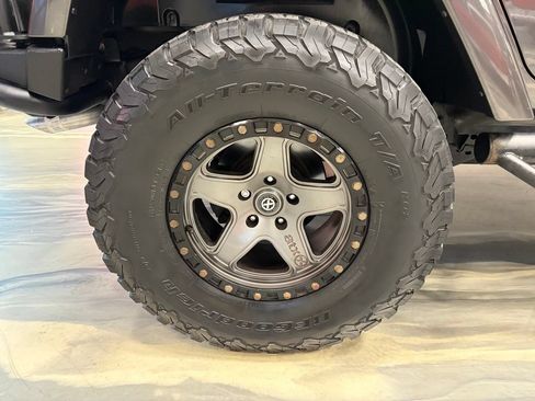 Used 2016 Jeep Wrangler Unlimited Rubicon w/ Connectivity Group AWD/4WD image 25