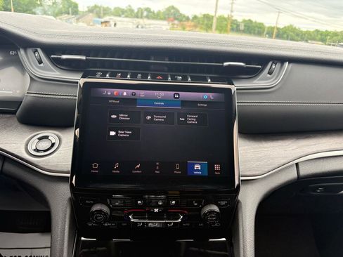 Used 2023 Jeep Grand Cherokee Limited w/ Luxury Tech Group II AWD/4WD image 18