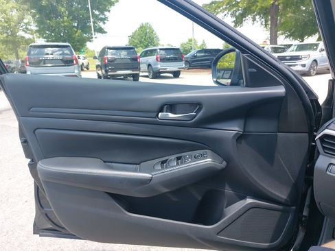 Used 2024 Nissan Altima 2.5 SV w/ SV Premium Package FWD image 27