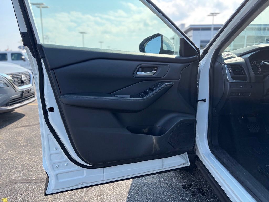 Used 2025 Nissan Rogue SV AWD/4WD image 18