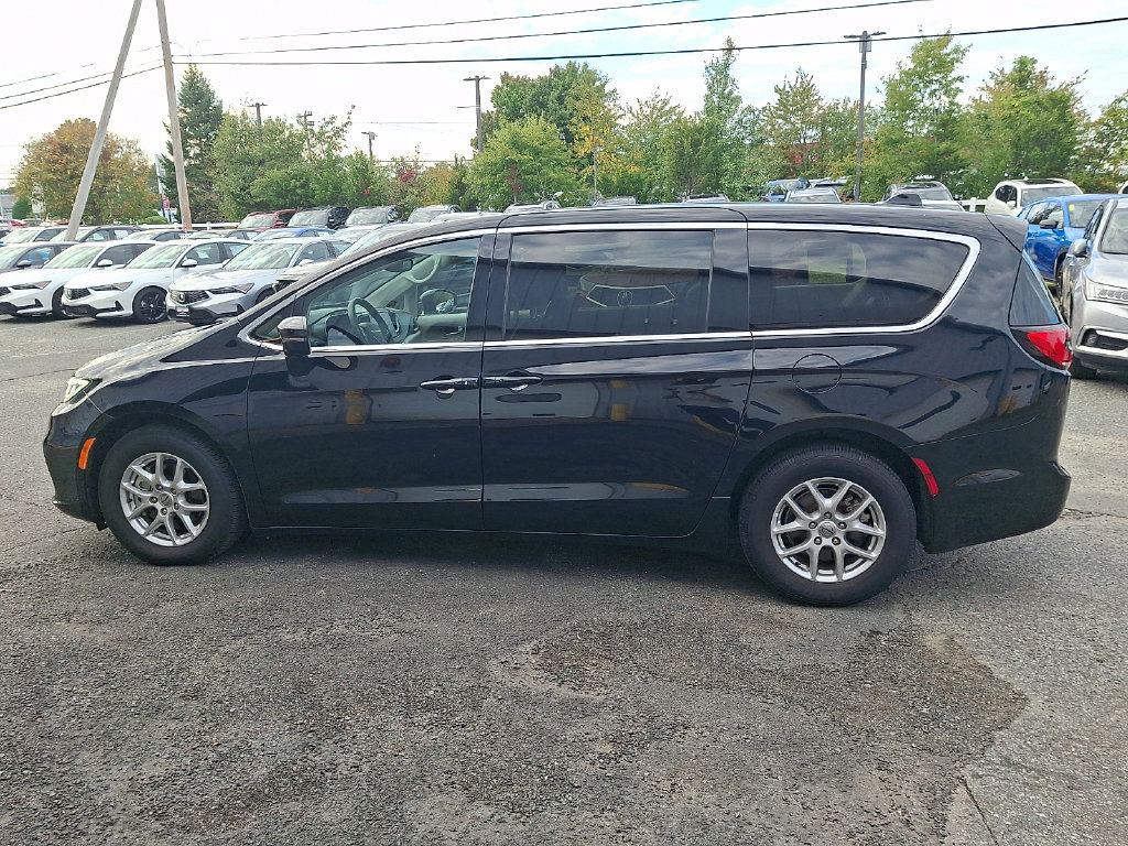 Used 2024 Chrysler Pacifica Touring-L FWD image 7