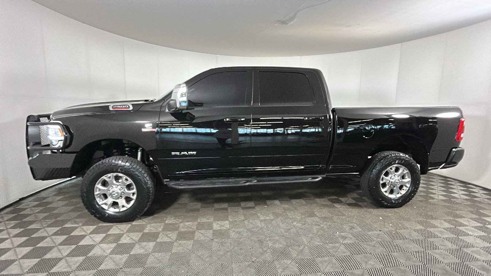 Used 2024 RAM 2500 Laramie AWD/4WD image 7