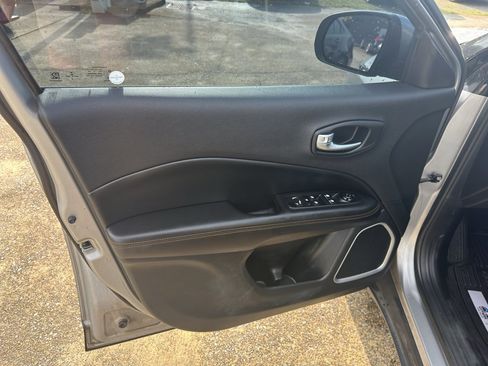 Used 2019 Jeep Compass Limited FWD image 9
