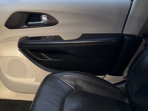 Used 2018 Chrysler Pacifica Touring-L image 27