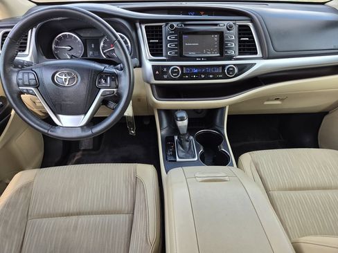 Used 2015 Toyota Highlander Plus FWD image 8
