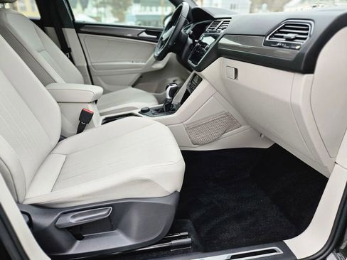Used 2022 Volkswagen Tiguan SE R-Line image 11