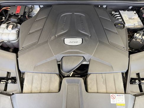 Certified 2023 Porsche Cayenne Platinum Edition image 27