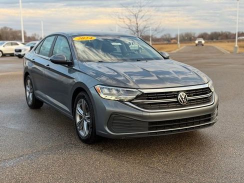 Used 2024 Volkswagen Jetta SE image 3