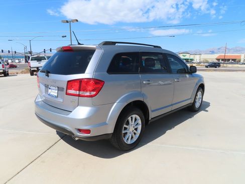 Used 2017 Dodge Journey SXT w/ Comfort/Convenience Group FWD image 8