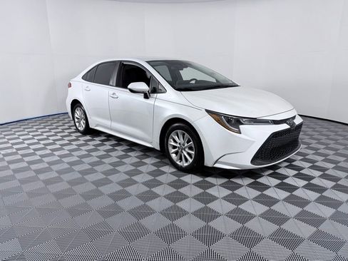 Used 2022 Toyota Corolla LE image 2