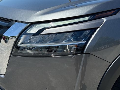Used 2024 Nissan Pathfinder Platinum FWD image 9