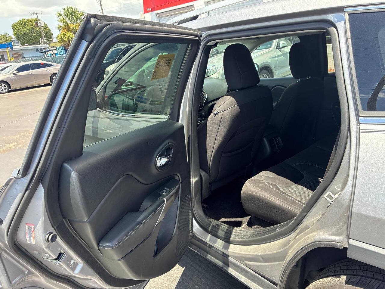 Used 2019 Jeep Cherokee Latitude w/ Popular Appearance Group FWD image 9