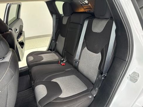Used 2018 Jeep Cherokee Latitude w/ Safety Group AWD/4WD image 23